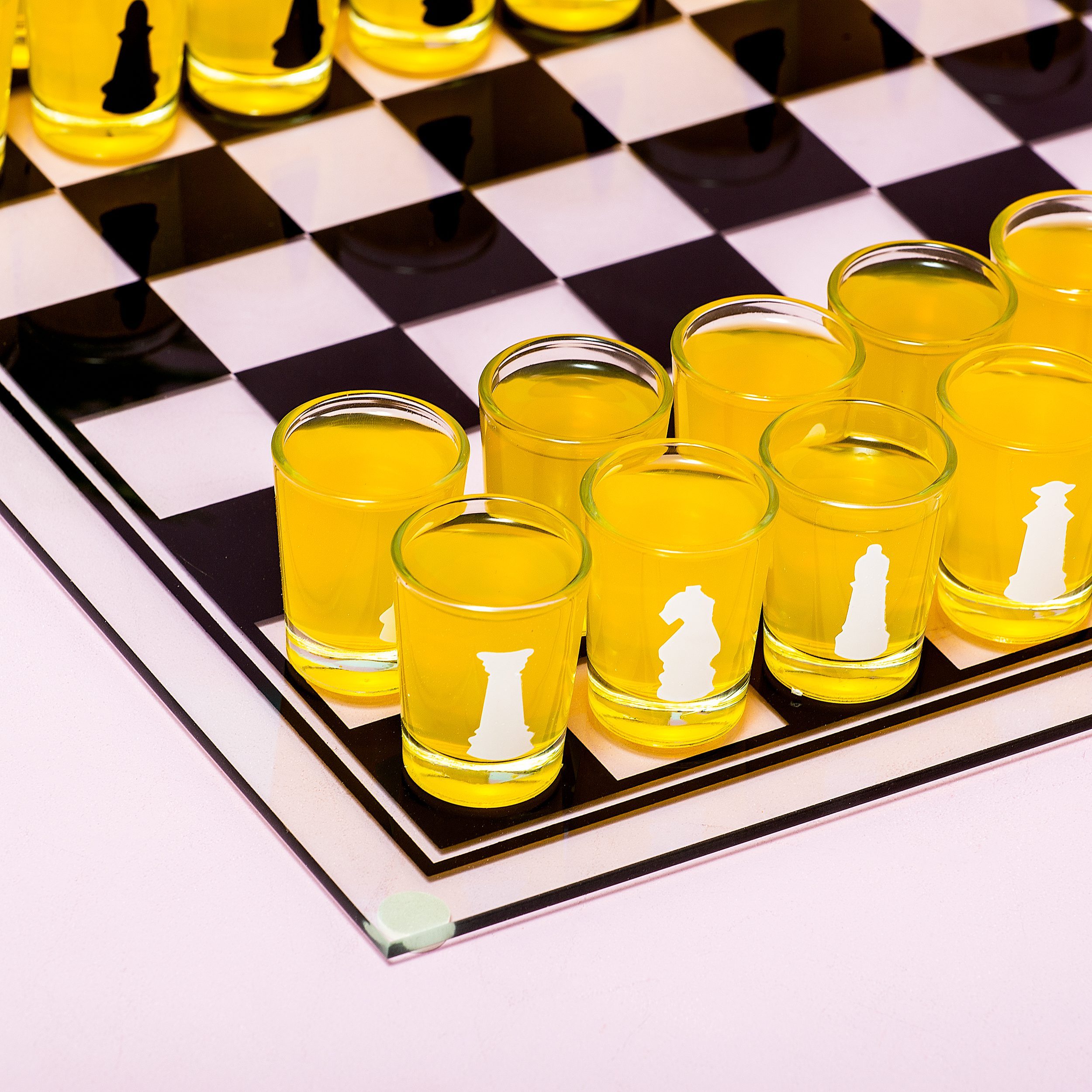 Schach-Trinkspiel mit Schnapsgläsern – Bild 4